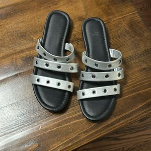 Vera Wang silver slip on sandals 7 1/2